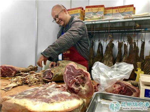 左先生正在向顧客介紹諾鄧火腿 左先生正在向顧客介紹諾鄧火腿