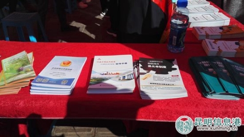 現(xiàn)場(chǎng)擺放的信用手冊(cè)。