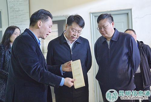 趙瑞君廳長(zhǎng)走訪調(diào)研昆明奧斯騰木業(yè)有限公司-通訊員王致捷攝 趙瑞君廳長(zhǎng)走訪調(diào)研昆明奧斯騰木業(yè)有限公司-通訊員王致捷攝