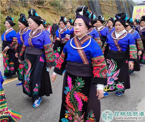 苗族老年人服飾。