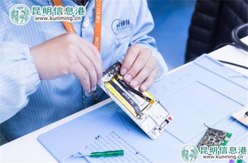 工程師正在維修手機(jī)