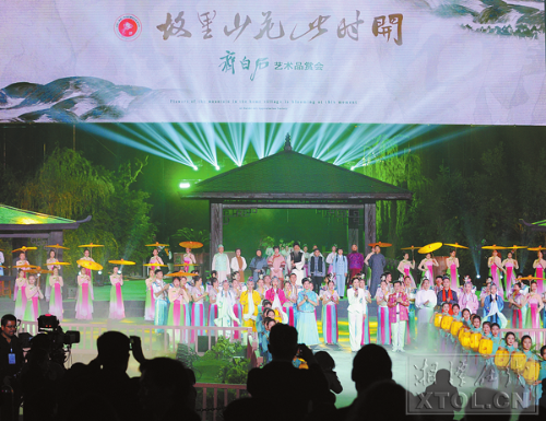 第五屆中國(guó)（湘潭）齊白石國(guó)際文化藝術(shù)節(jié)開幕式暨齊白石藝術(shù)品賞會(huì)現(xiàn)場(chǎng)。 （記者 方陽 攝）