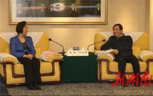 省委副書記、省長(zhǎng)許達(dá)哲向全國(guó)政協(xié)副主席、臺(tái)盟中央主席蘇輝等嘉賓介紹湖南文化事業(yè)發(fā)展情況。湖南日?qǐng)?bào)記者 趙持 攝