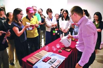 新加坡民眾體驗徽茶文化 新加坡民眾體驗徽茶文化