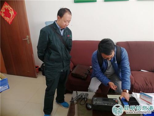 張先生檢查自己的筆記本 張先生檢查自己的筆記本