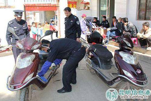 經(jīng)開(kāi)警方為轄區(qū)群眾安裝電動(dòng)自行車(chē)物聯(lián)網(wǎng)防盜裝置。資料圖