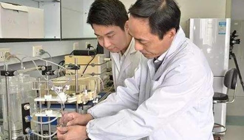 王逸平(右)與同事做實(shí)驗(yàn)