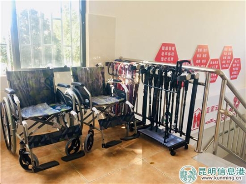 圖2：在星浦社區(qū)居家養(yǎng)老服務(wù)中心擺放的輪椅、雨傘等。