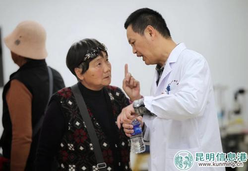 阜外心血管病專家唐炯為患者答疑 阜外心血管病專家唐炯為患者答疑