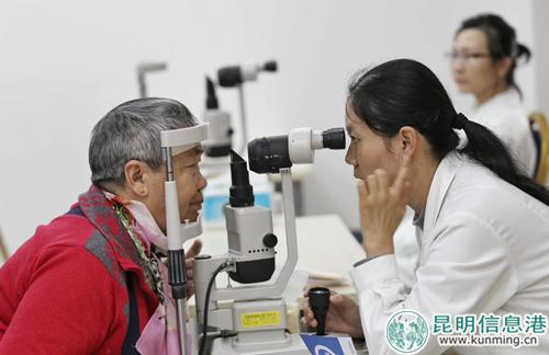 普瑞醫(yī)院醫(yī)生為到場老人做初步檢查 普瑞醫(yī)院醫(yī)生為到場老人做初步檢查