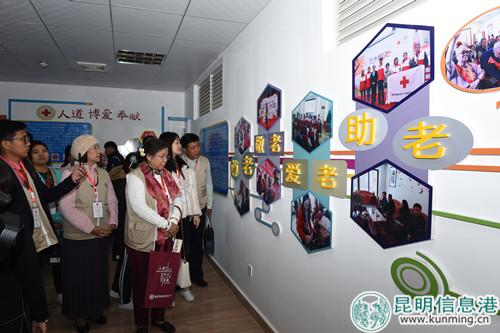 代表團(tuán)參觀了青裕社區(qū)“博愛小屋”和“無償提供房間”項(xiàng)目