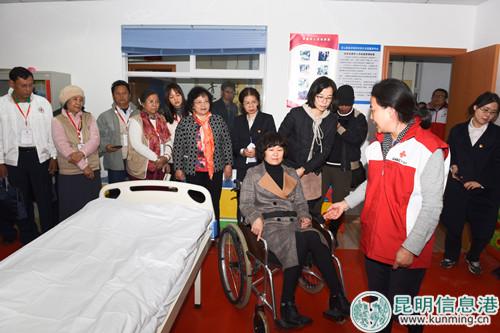 養(yǎng)老培訓(xùn)師資劉勤示范了老年護(hù)理技能。