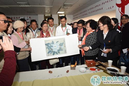 社區(qū)的書畫愛好者現(xiàn)場揮毫潑墨畫《富貴牡丹——中緬友誼之花》圖，送給緬甸國家紅十字會(huì)