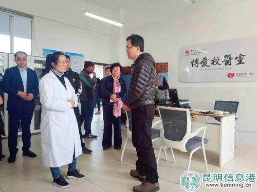 領(lǐng)導(dǎo)參觀剛剛建設(shè)完成的博愛校醫(yī)室。