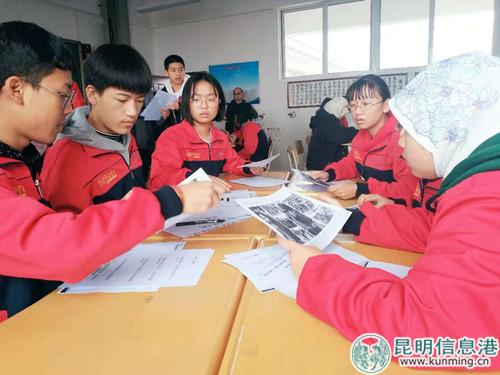 玉溪市峨山縣小街中學(xué)初二學(xué)生開展探索人道法課堂。