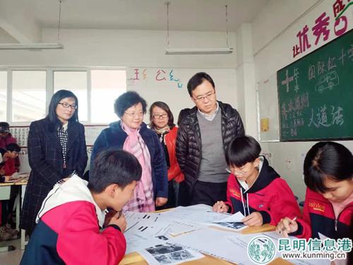 領(lǐng)導(dǎo)觀摩正在進(jìn)行的探索人道法課堂。