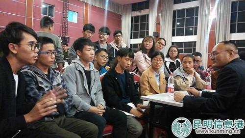 企業(yè)家與高校學生面對面交流。