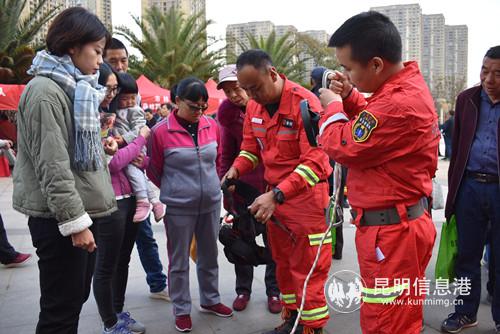 工作人員現(xiàn)場演示