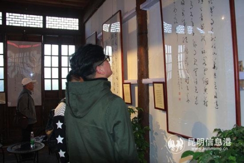 3.市民觀看展覽