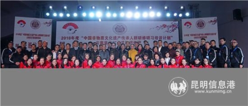 全體學員和與會領導教師合影