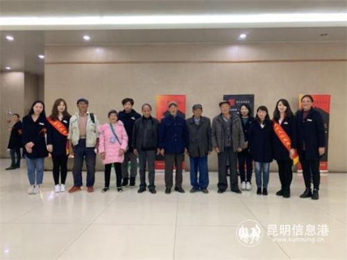 當天接受昆明劇院“文化惠民”幫扶的老人，年齡最大的已達83歲。