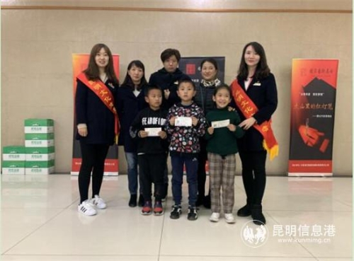 當天接受昆明劇院“文化惠民”幫扶的小朋友們。