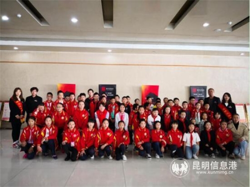 昆明劇院組織“文化進校園”活動，為環(huán)城一小學校學生提供免費觀劇票。