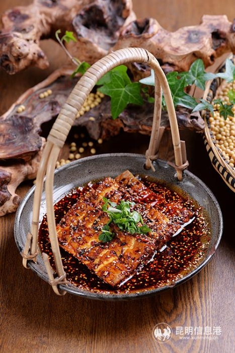 圖2：七步場(chǎng)手工制作的臭豆腐質(zhì)地細(xì)膩。供圖。