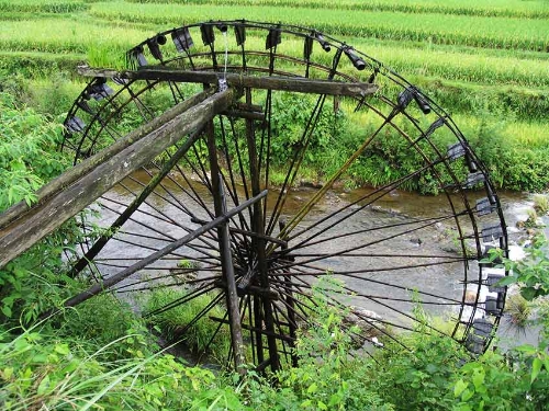 八舟河上的老水車還在吱扭扭的轉(zhuǎn)動(dòng)著，年復(fù)一年日復(fù)一日的訴說(shuō)著八舟的變遷。