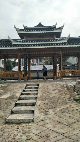 午后的涼亭里，村民們悠哉閑適。