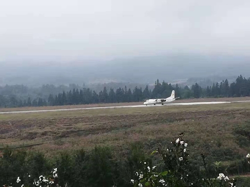飛機(jī)緩緩降落在黎平機(jī)場(chǎng)