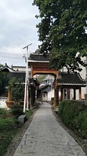 村里的牌樓，上書“八舟司”。據(jù)載，南宋寶祐年間（1253-1258年）始置八舟蠻夷長(zhǎng)官司。