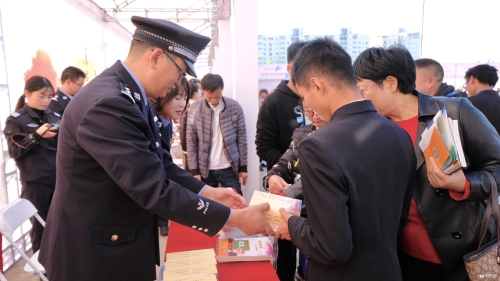 市公安廳工作人員向群眾發(fā)放宣傳資料 記者曹月攝