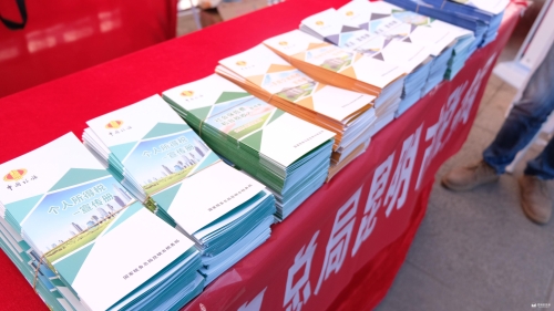 “憲法宣傳周”宣傳資料 記者曹月攝