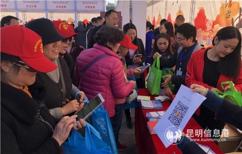 現(xiàn)場開展法治宣傳_副本