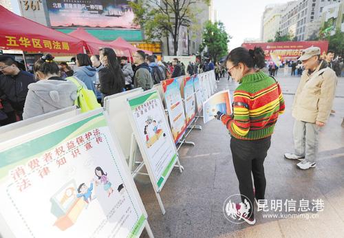 市民在南屏街觀看憲法宣傳展板。記者趙偉攝