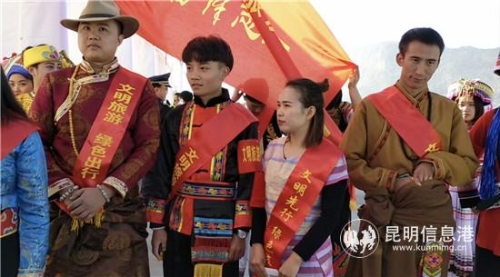 身穿云南少數(shù)民族服飾的昆明市旅游發(fā)展委員會(huì)志愿服務(wù)隊(duì)員們。
