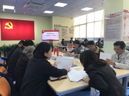 黨群議事廳里，小區(qū)居民在商議明年的事怎么干。（孔華/攝）