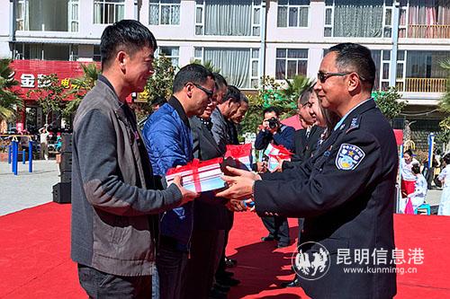 2贈(zèng)書儀式 2贈(zèng)書儀式