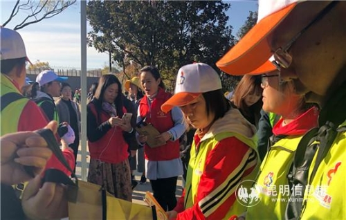 志愿者現(xiàn)場(chǎng)發(fā)放宣傳冊(cè)_副本