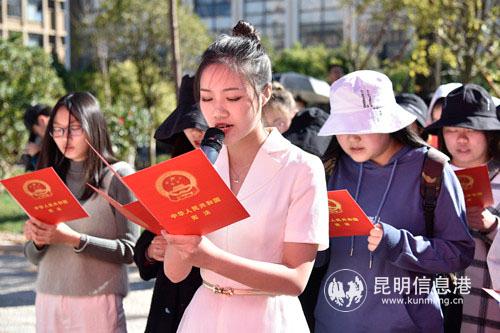 圖片1：現(xiàn)場(chǎng)誦讀憲法