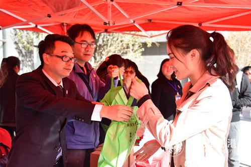 圖片3：場(chǎng)法治宣傳分發(fā)資料