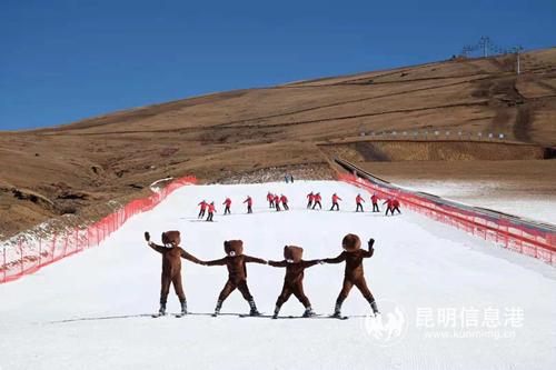 啟動儀式上滑雪表演   記者張子源攝