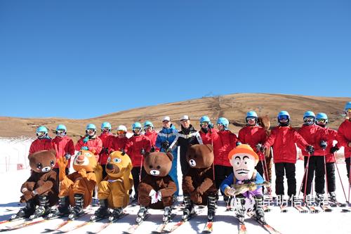 滑雪教練合影  記者張子源攝