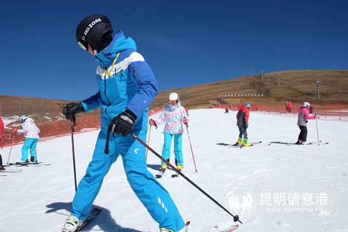 嘉賓進(jìn)行滑雪體驗(yàn)   記者張子源攝