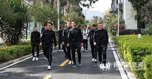 烏茲別克斯坦到達海埂訓(xùn)練基地 烏茲別克斯坦到達海埂訓(xùn)練基地