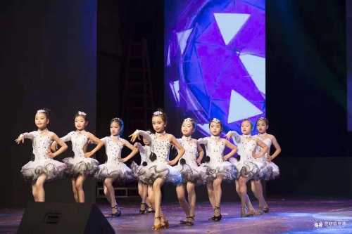 在樂學城學習的孩子上臺表演。