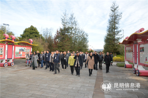 初驗組走進石林臺灣農(nóng)民創(chuàng)業(yè)園。記者俞逍 攝