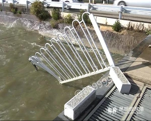 被撞斷的護(hù)欄 來源：昆明廣播電視臺8099999街頭巷尾