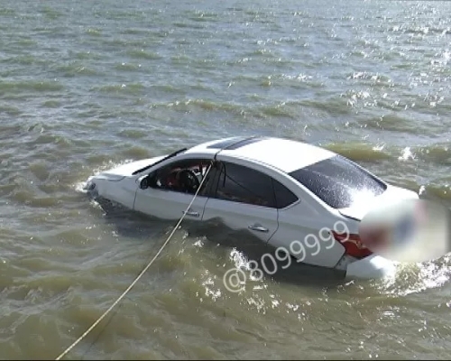 車輛沖入滇池 來源：昆明廣播電視臺8099999街頭巷尾